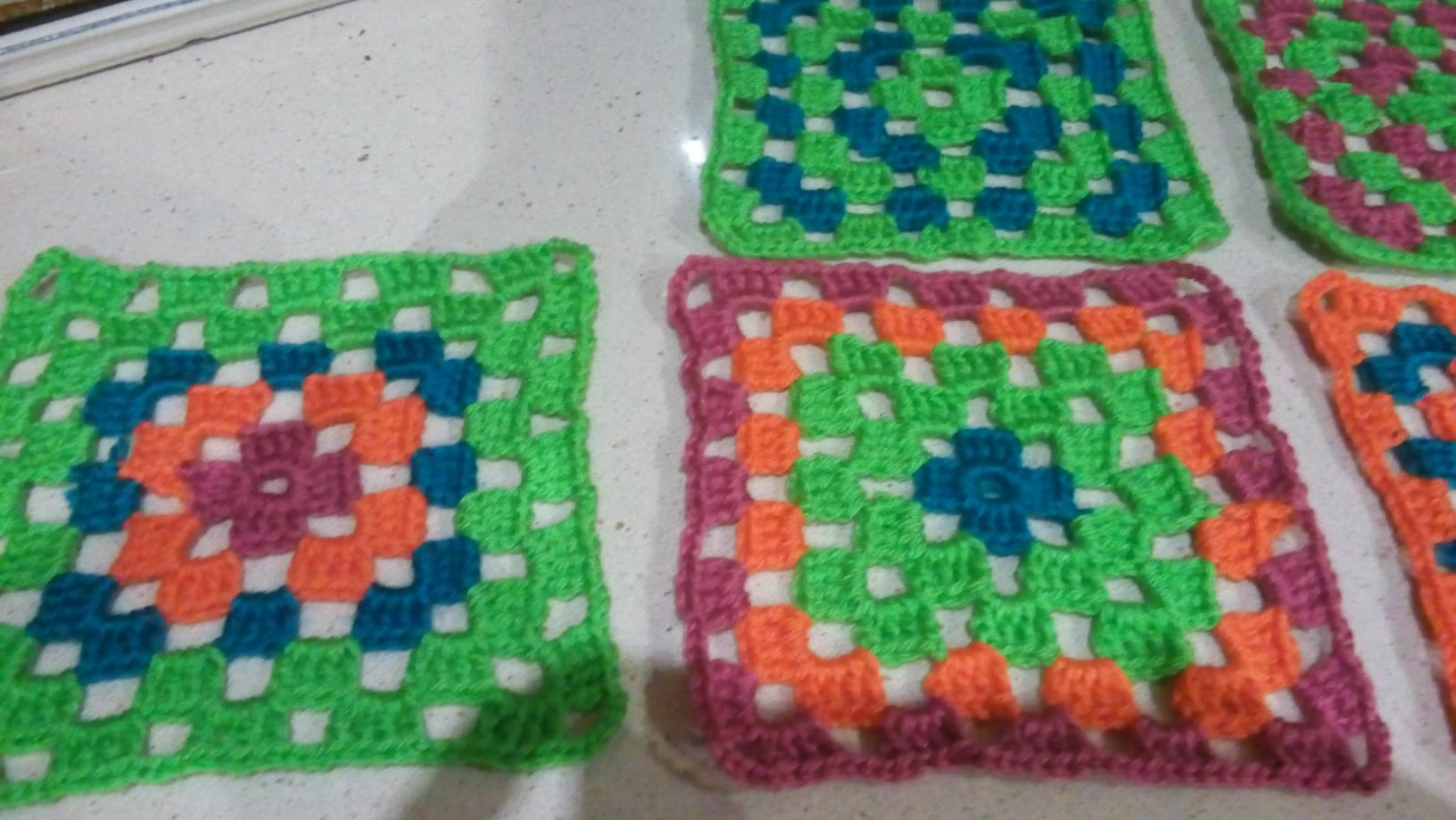 <span  class="uc_style_uc_tiles_grid_image_elementor_uc_items_attribute_title" style="color:#ffffff;">Modelo dos quadrados de crochet</span>